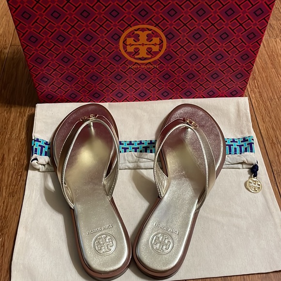 Tory Burch NWT Womens Spark Gold T-Strap - Picture 3 of 6